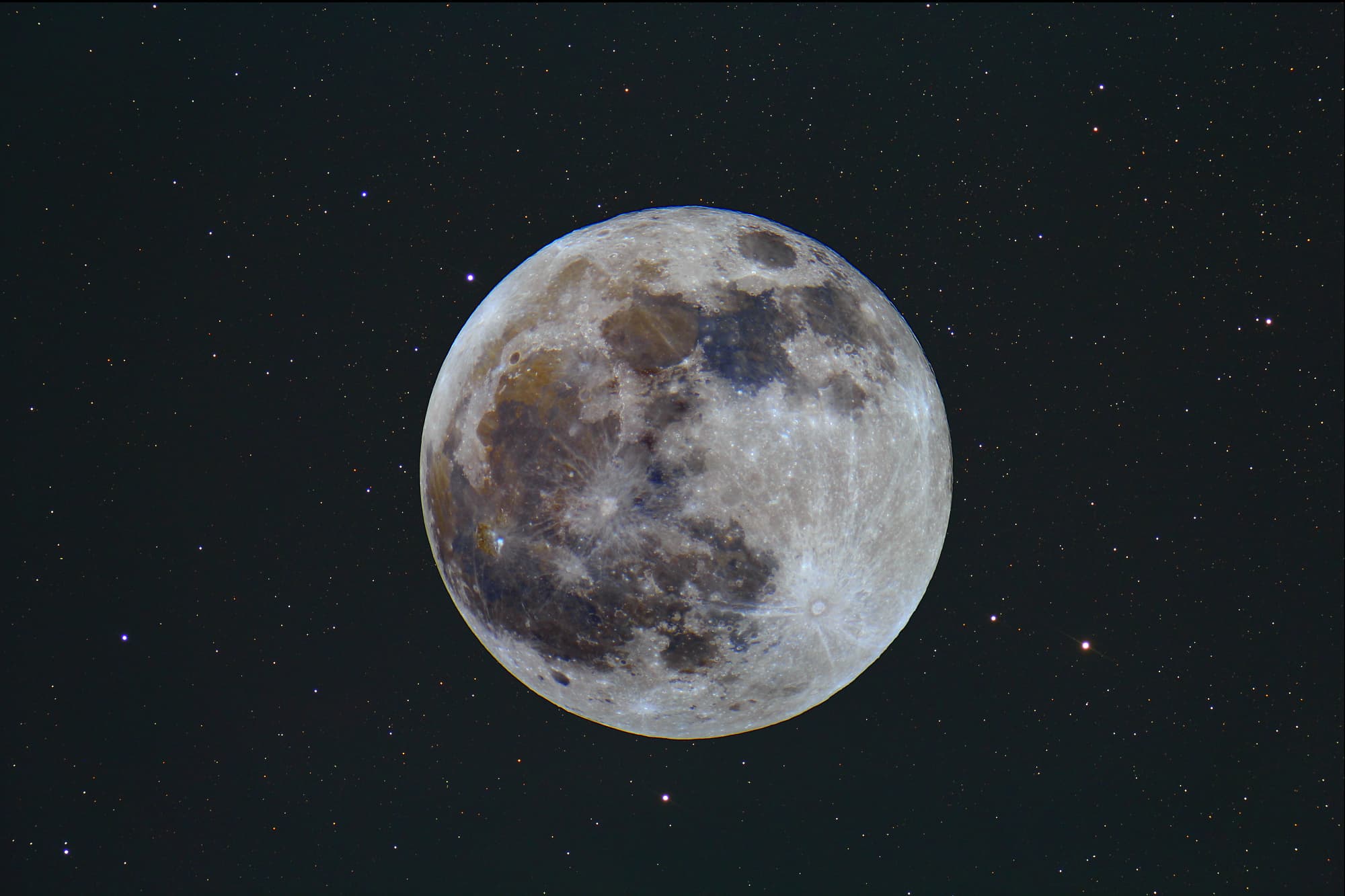 Mond in Farbe Spektrum der Wissenschaft